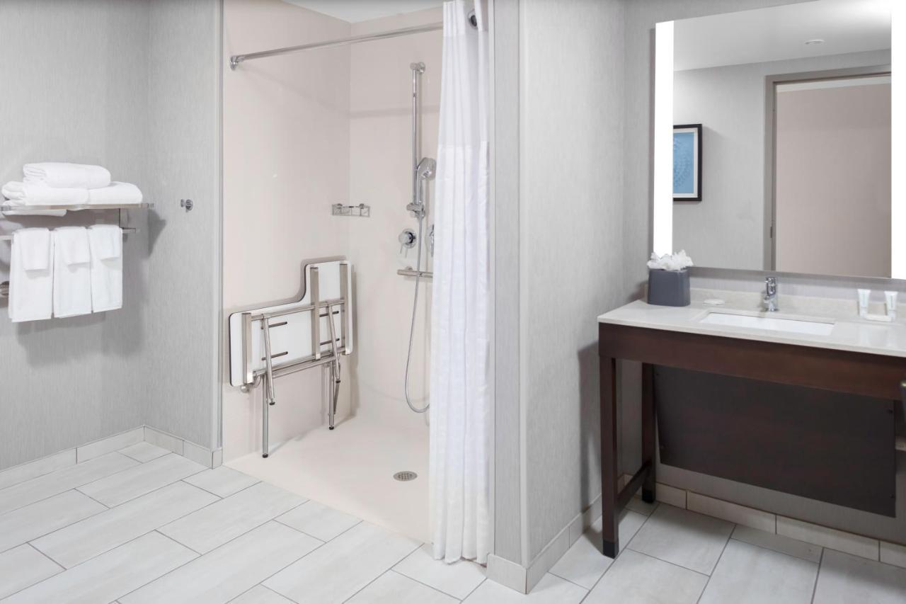 King Room with Sofa Bed and Roll-In Shower - Disability Access,1184121385:JPEG