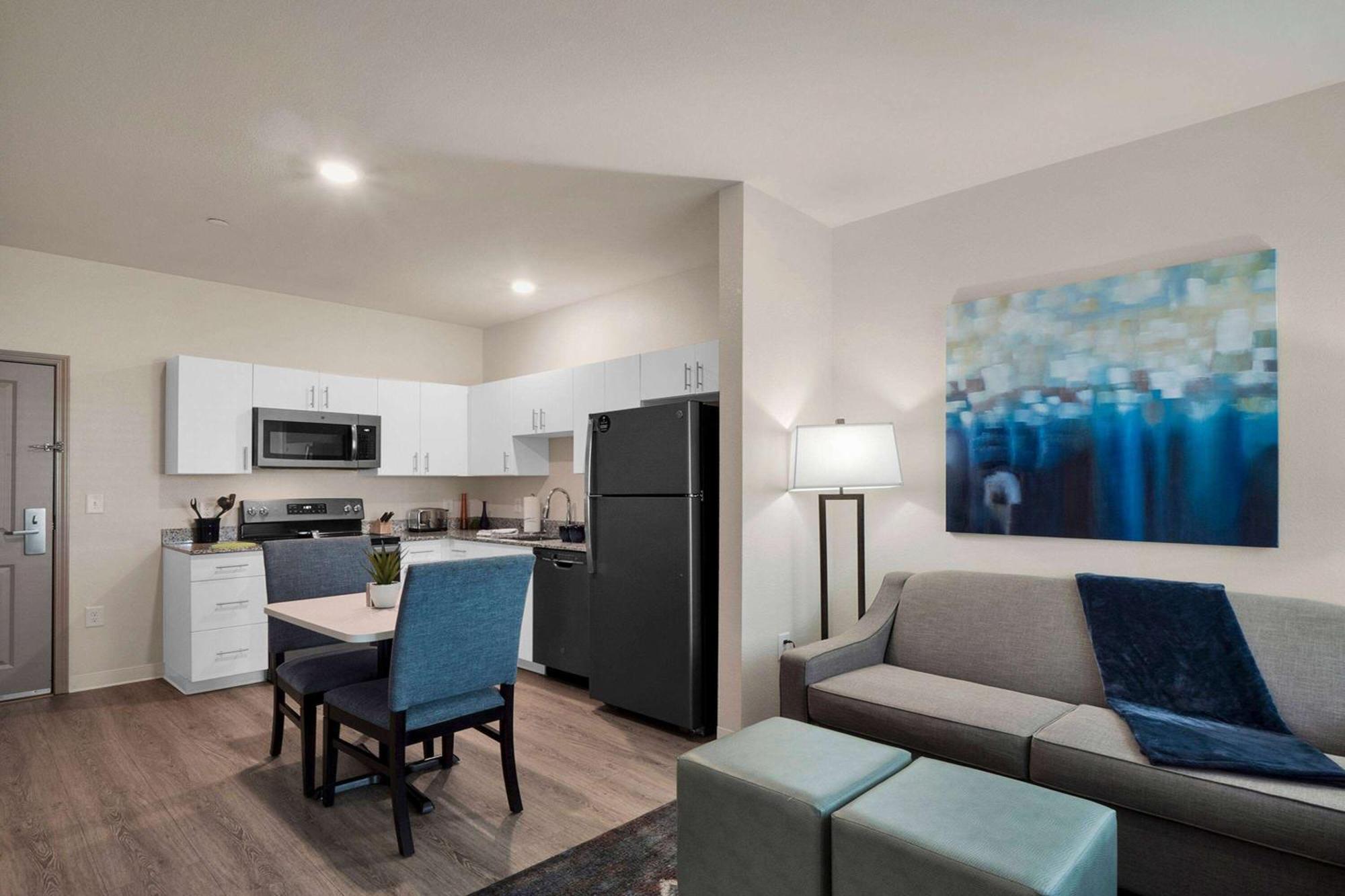 One Bedroom Suite Hearing Accessible - Queen Bed