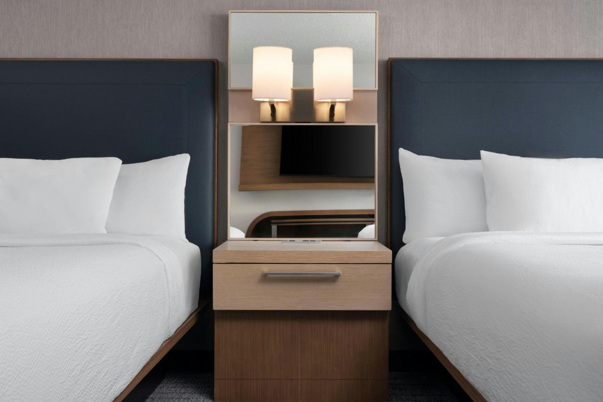 Queen Room with Two Queen Beds -Courtyard View,1664658016:JPEG
