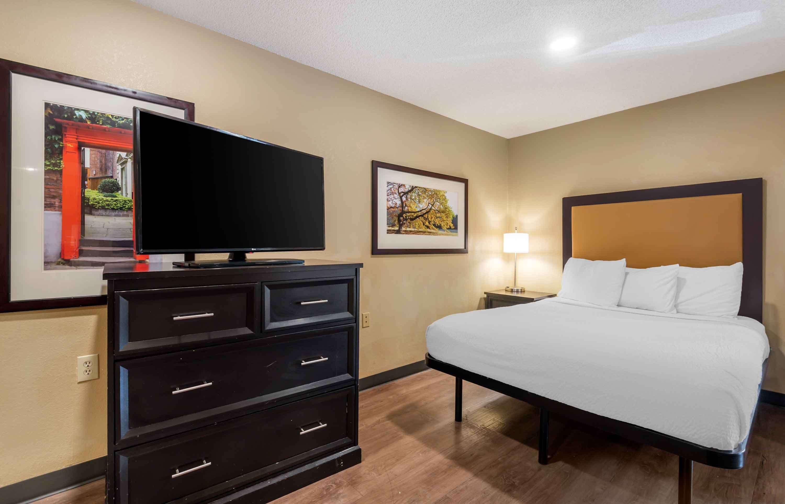 1 Queen Bed 