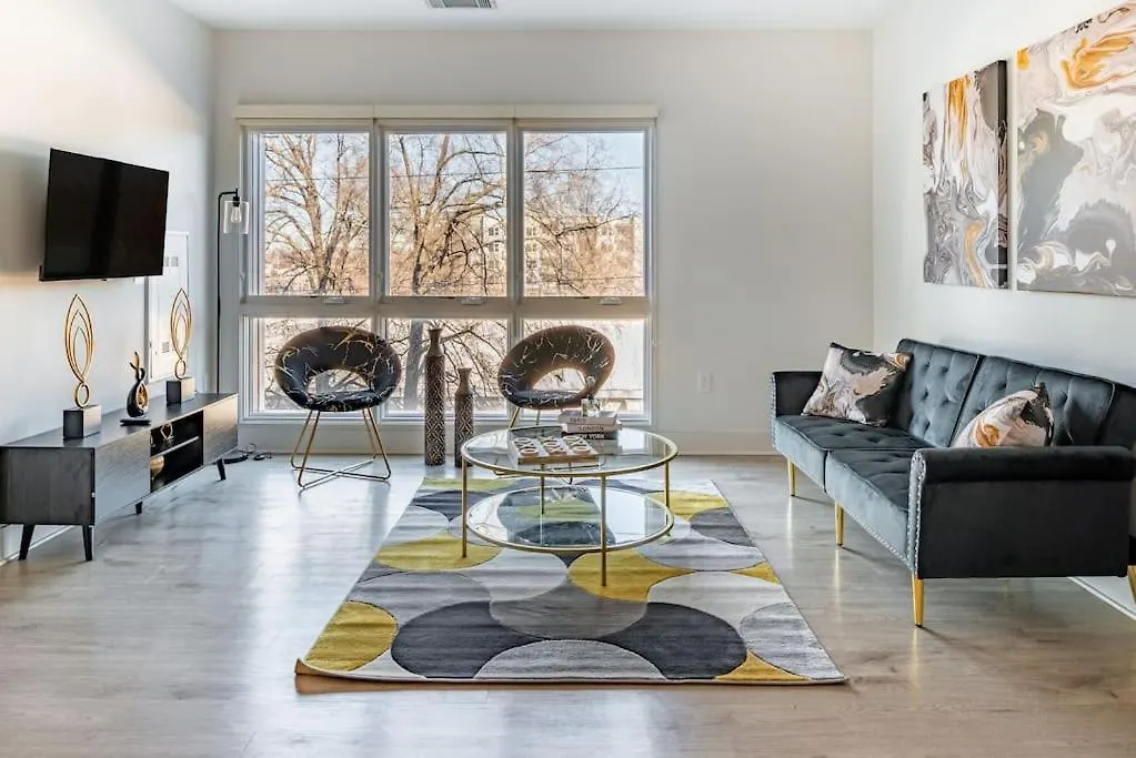 Luxurious & Comfy Downtown Oasis ~ Views ~ Parking-1