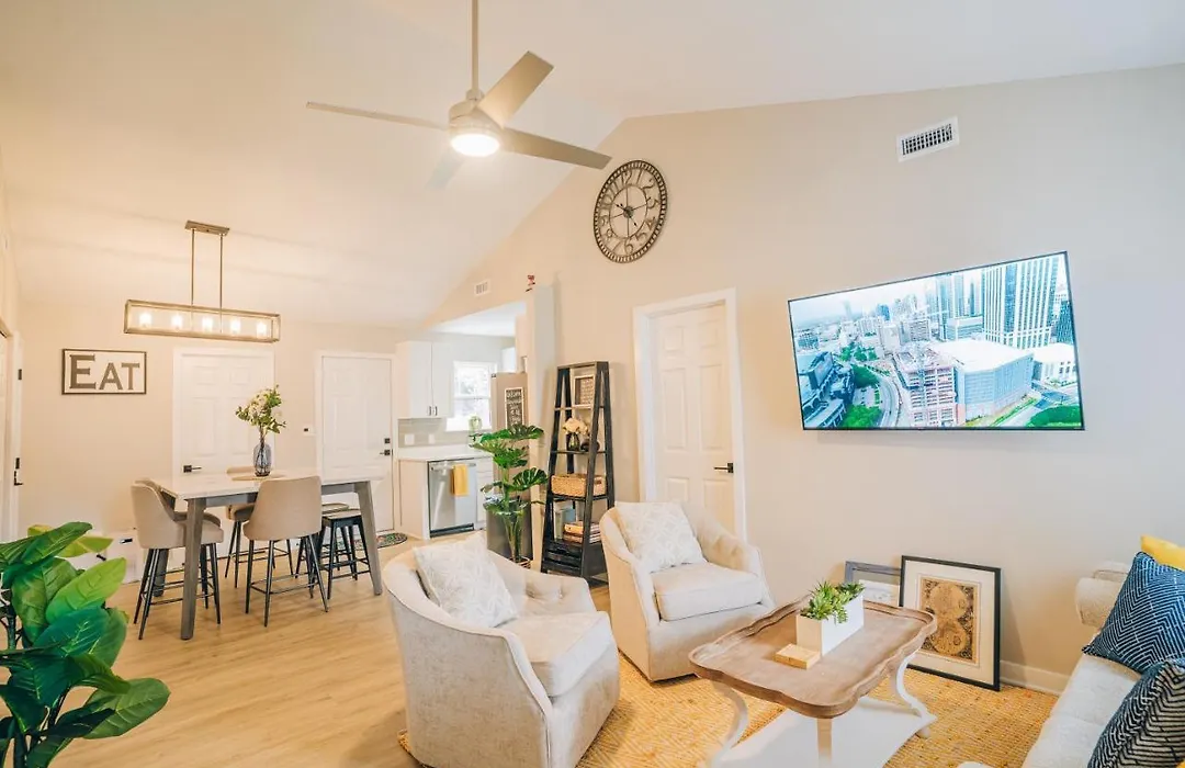 City Retreat - 4 Bedroom Oasis With King & Private Yard Near Downtown-1