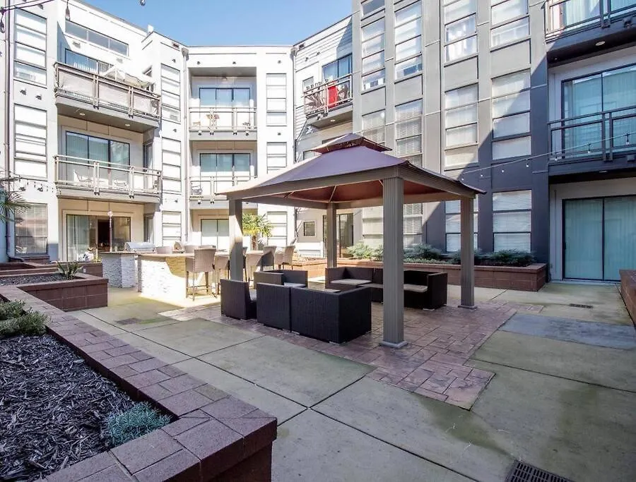 Luxury Apartment Wifi, Gym, Pool, Shops & Food! Unit 329-1