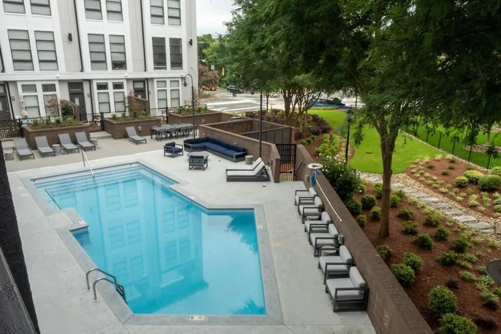 Studio Townhouse In Uptown King Bed-Wi-Fi-Full Kitchen- Washer & Dryer-1