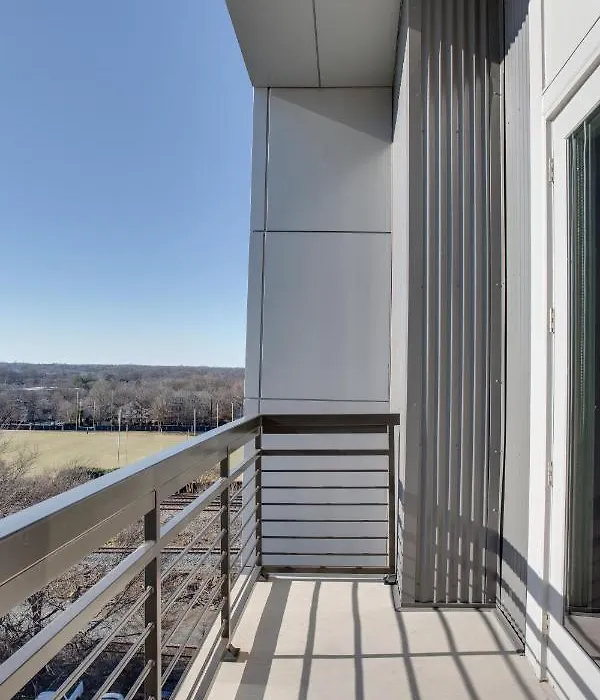 Uptown 1 Bedroom Apt With Balcony By Frontdesk-1