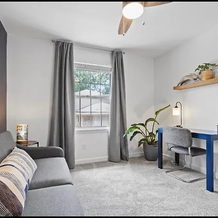 Cozy Condo Near Luxury Mall & Uptown W/ Pool!-2