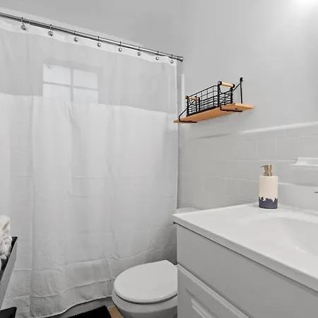 Cozy Condo Near Luxury Mall & Uptown W/ Pool!-3