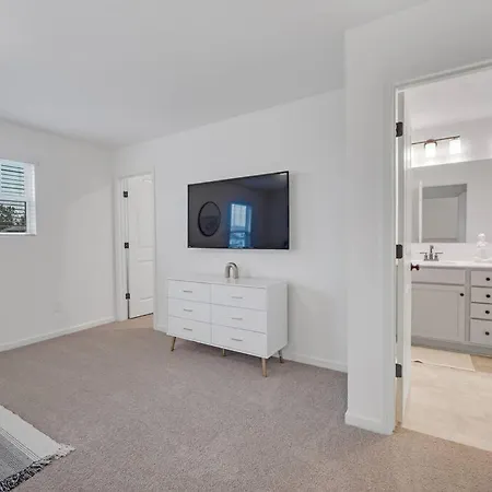 Gorgeous New Townhome/Charlotte!-2
