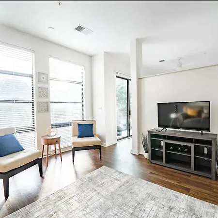Luxury Apartment Uptown Wi-Fi Gym Pool Shops Food! Apt 228-2