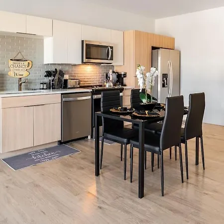 Luxurious & Comfy Downtown Oasis ~ Views ~ Parking-2