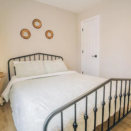 City Retreat - 4 Bedroom Oasis With King & Private Yard Near Downtown-2