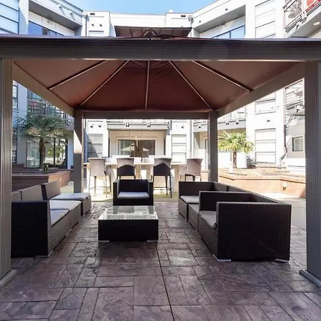 Luxury Apartment Wifi, Gym, Pool, Shops & Food! Unit 329-2