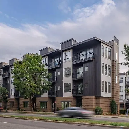 Studio Townhouse In Uptown King Bed-Wi-Fi-Full Kitchen- Washer & Dryer-2