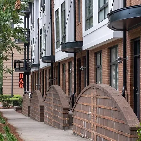 Studio Townhouse In Uptown King Bed-Wi-Fi-Full Kitchen- Washer & Dryer-3